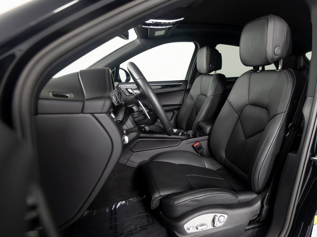 Certified 2026 Porsche Macan Turbo AWD/4WD image 5