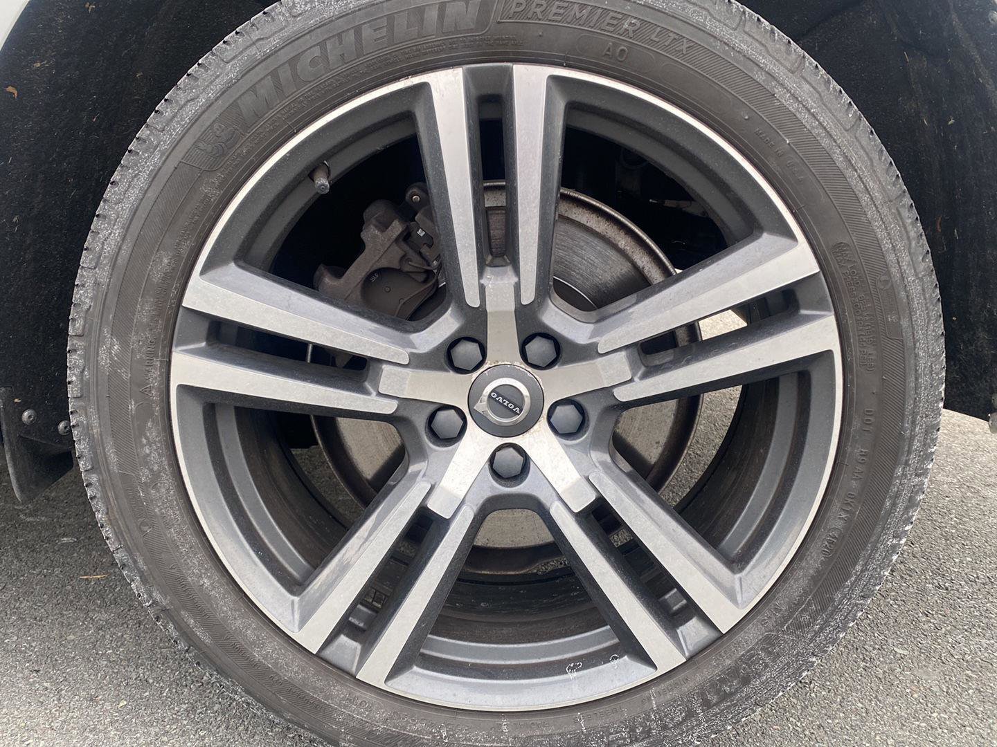 Used 2018 Volvo XC60 T6 Momentum w/ Advanced Package image 10