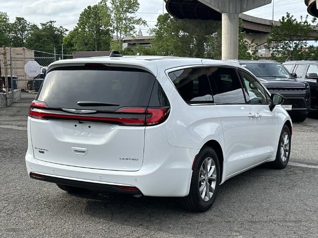 New 2026 Chrysler Pacifica Limited FWD image 2