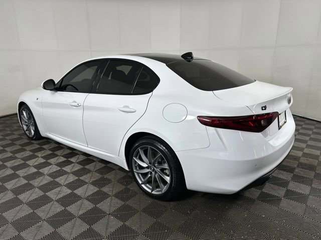 Used 2022 Alfa Romeo Giulia Ti image 5
