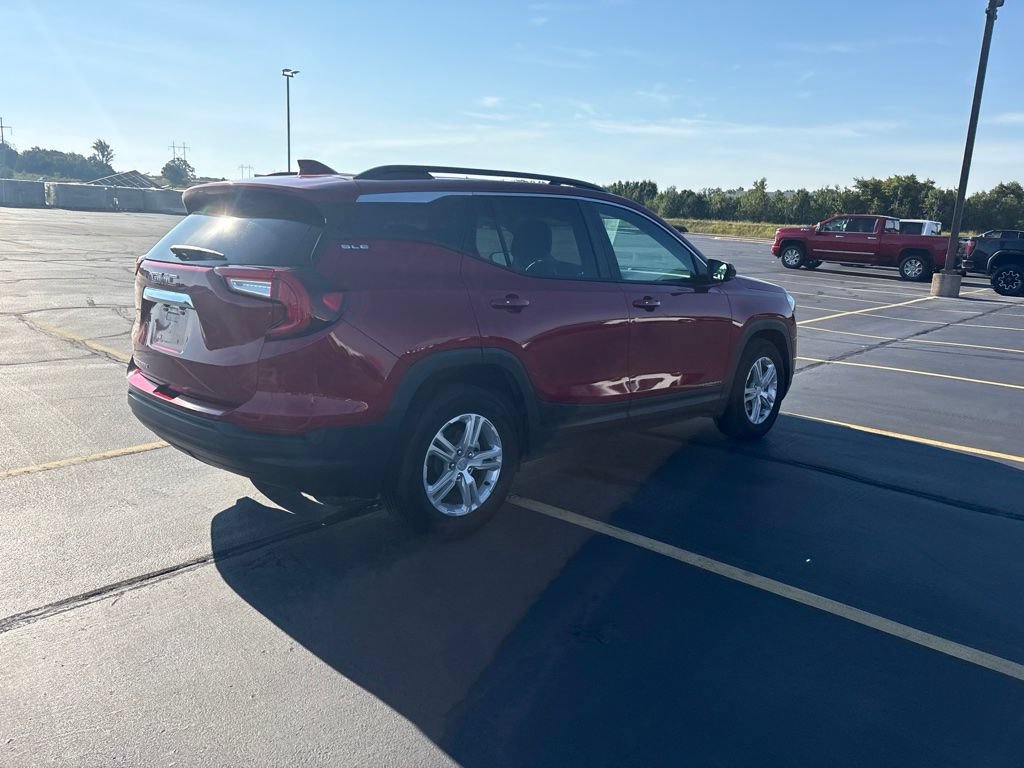 Used 2024 GMC Terrain SLE w/ Driver Convenience Package FWD image 9