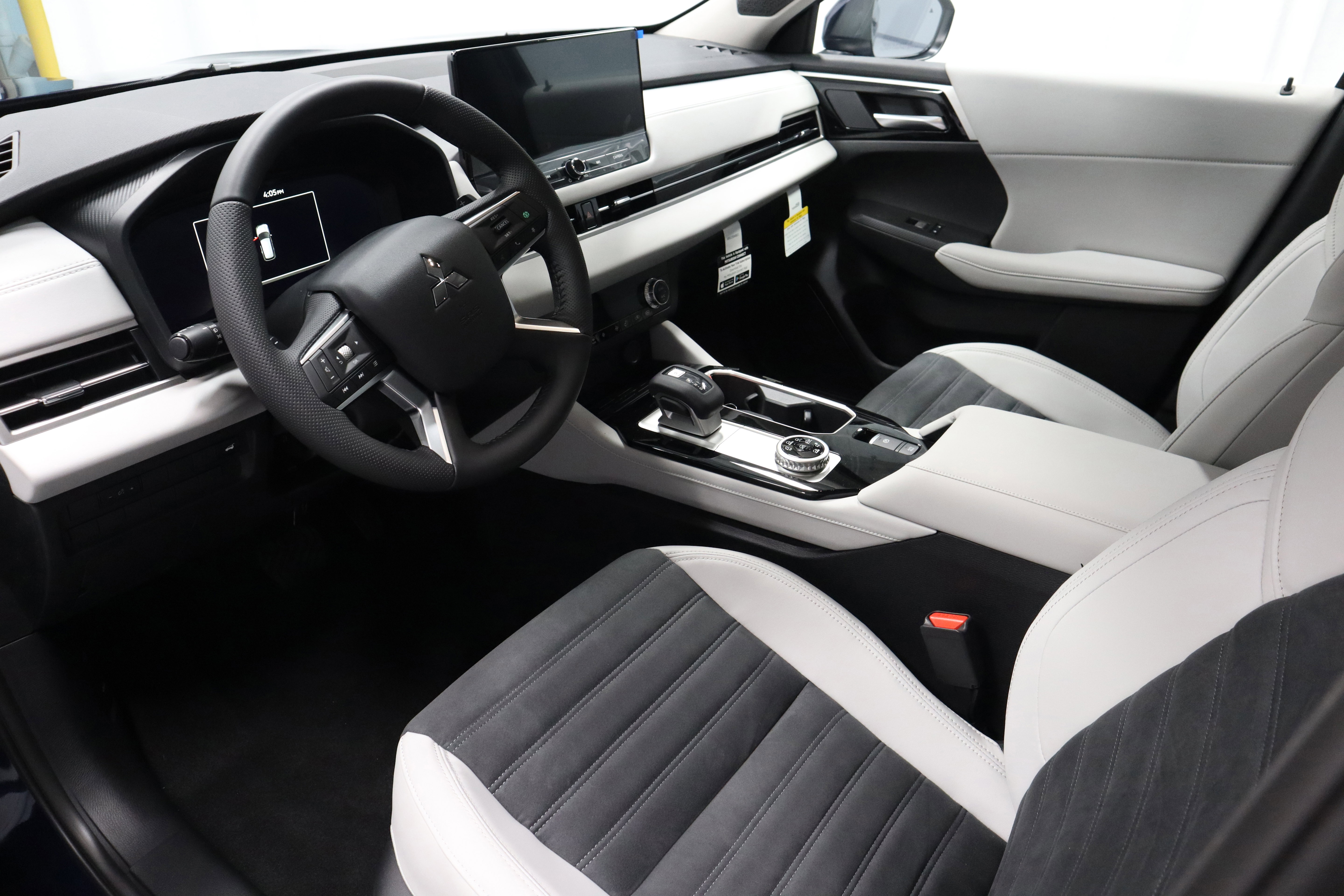 New 2025 Mitsubishi Outlander SE image 17