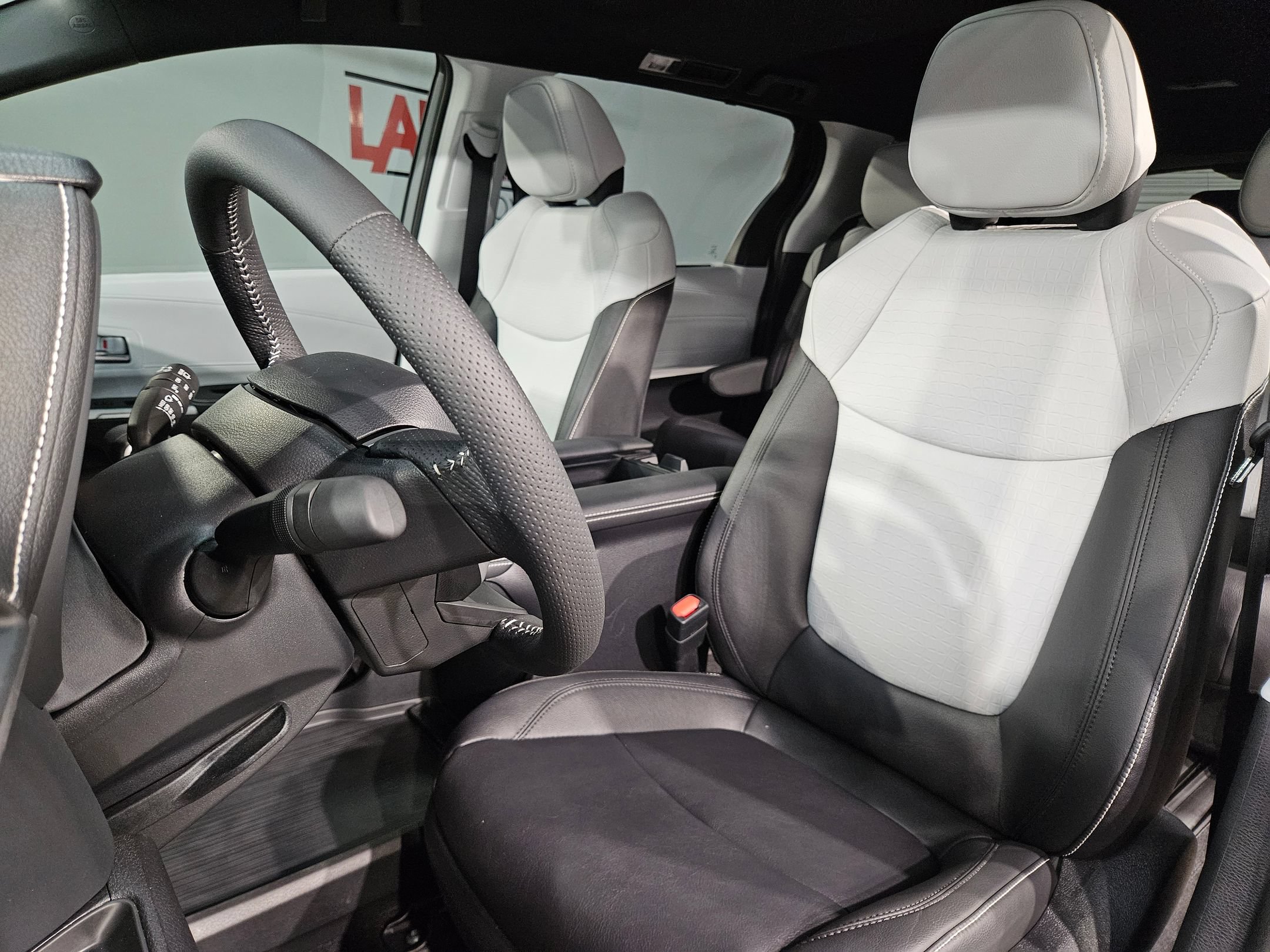 Certified 2025 Toyota Sienna XSE FWD image 24