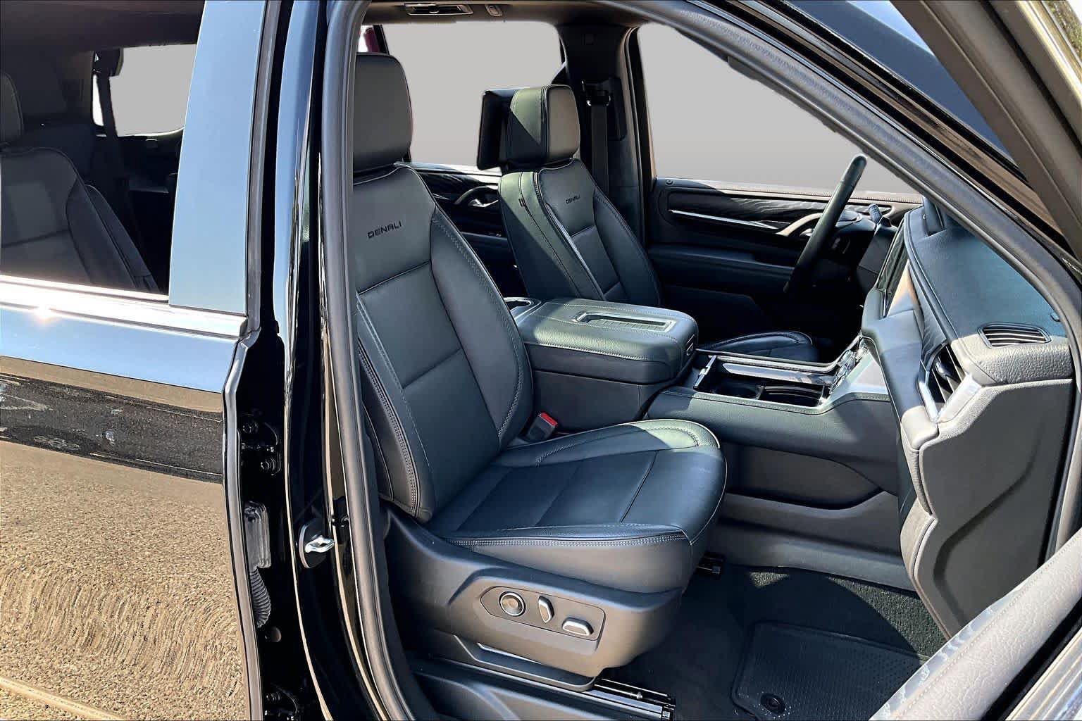 Used 2024 GMC Yukon Denali w/ Advanced Technology Package AWD/4WD image 9