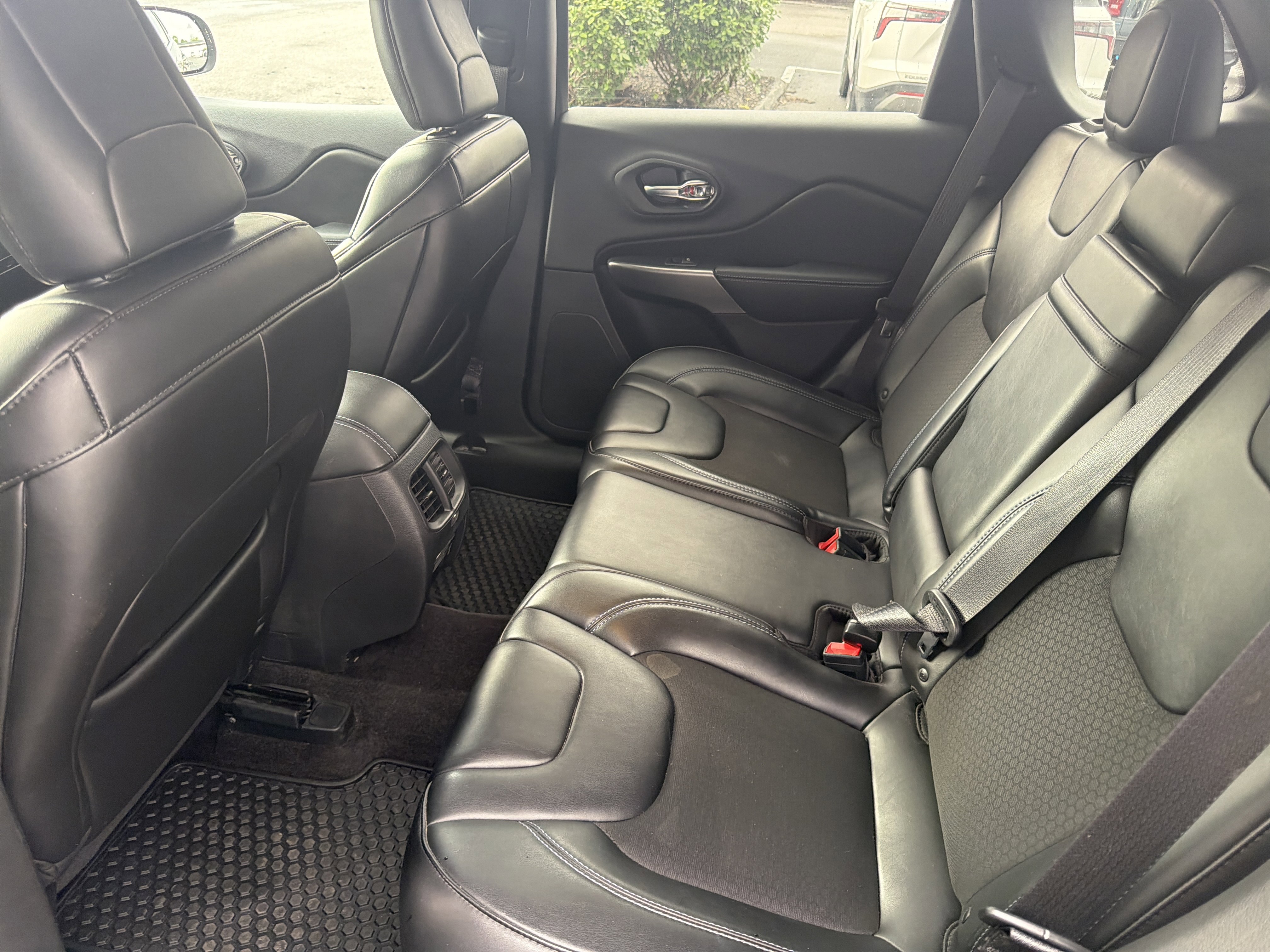 Used 2019 Jeep Cherokee Latitude Plus w/ Comfort/Convenience Group AWD/4WD image 15