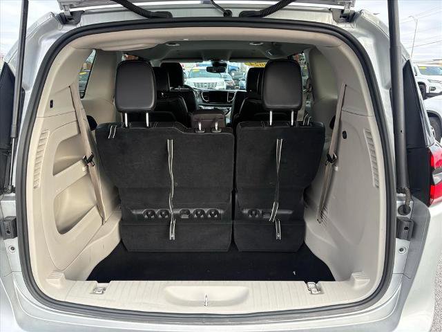Used 2024 Chrysler Pacifica Touring-L image 25