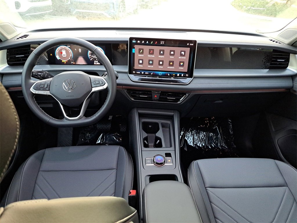 Certified 2025 Volkswagen Tiguan SE image 6