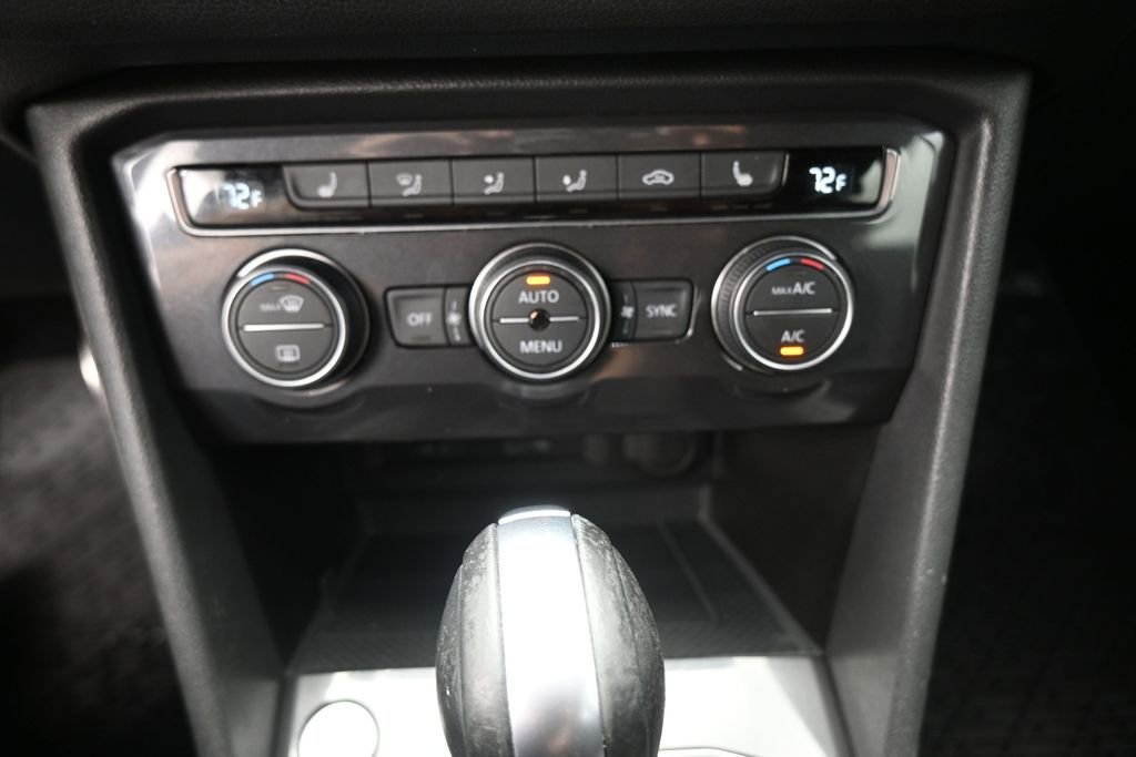 Used 2021 Volkswagen Tiguan SE FWD image 3