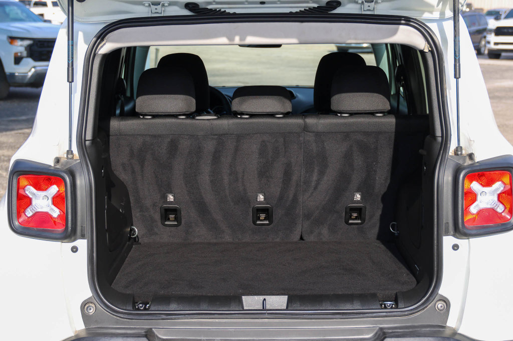 Used 2023 Jeep Renegade Latitude AWD/4WD image 9