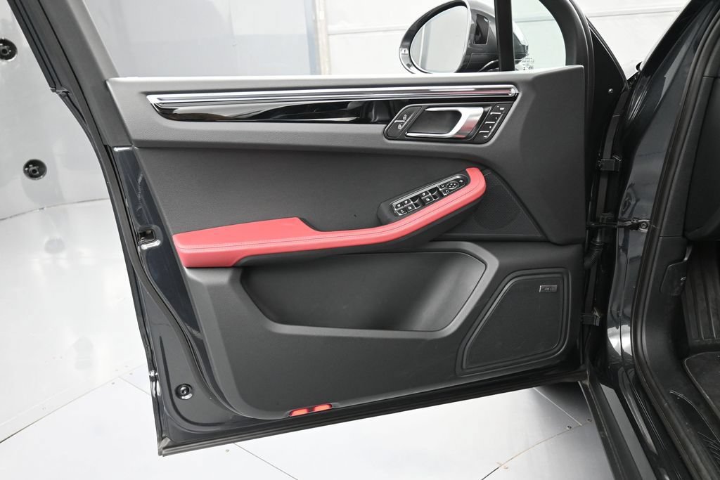 Certified 2026 Porsche Macan AWD/4WD image 15