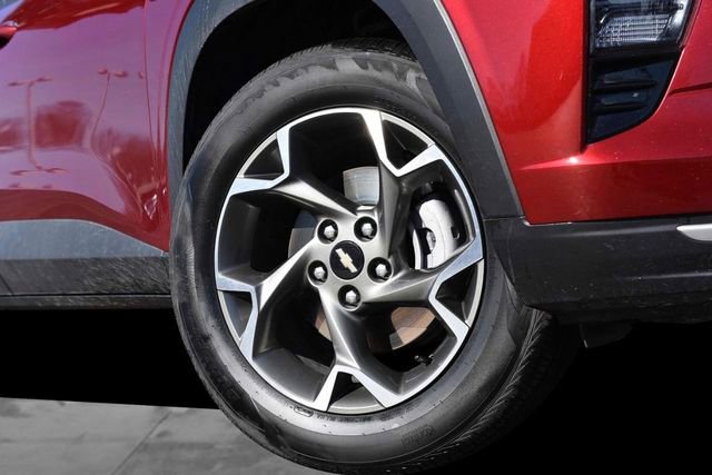 Used 2025 Chevrolet Trax LT w/ LT Convenience Package image 3