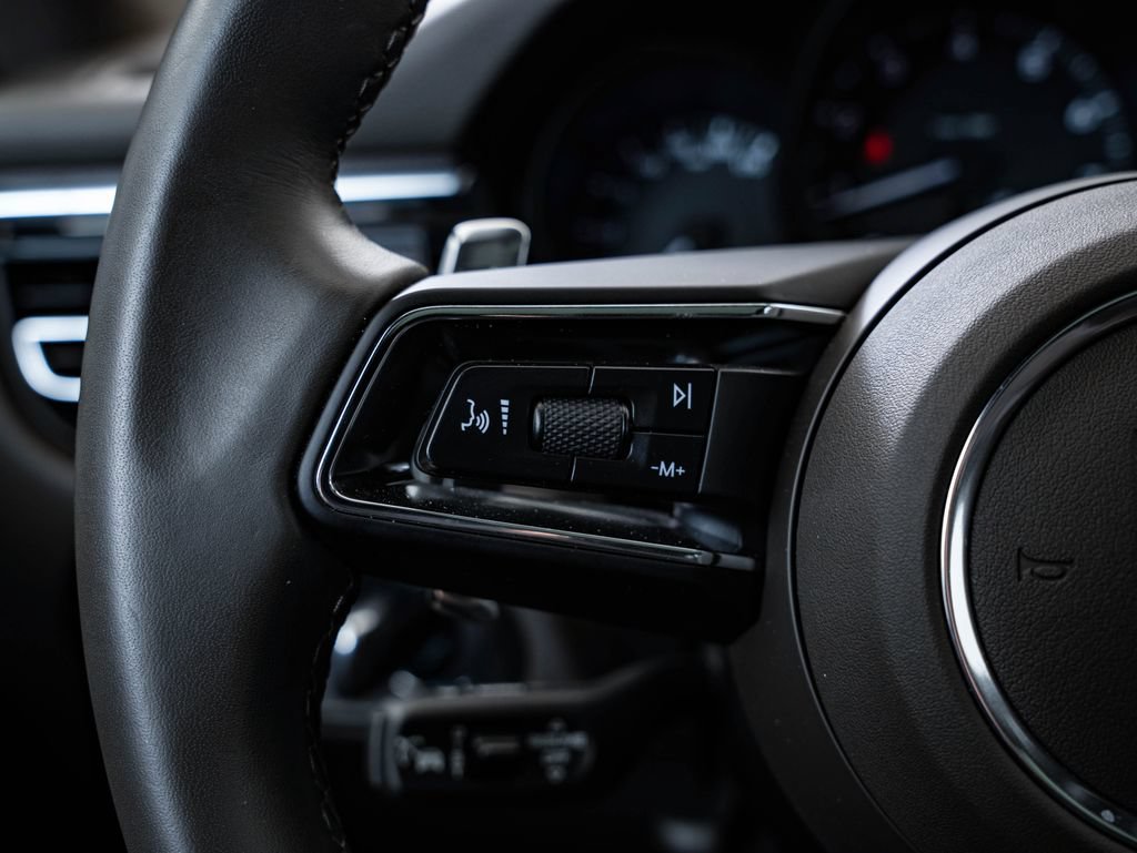 Certified 2025 Porsche Macan AWD/4WD image 28
