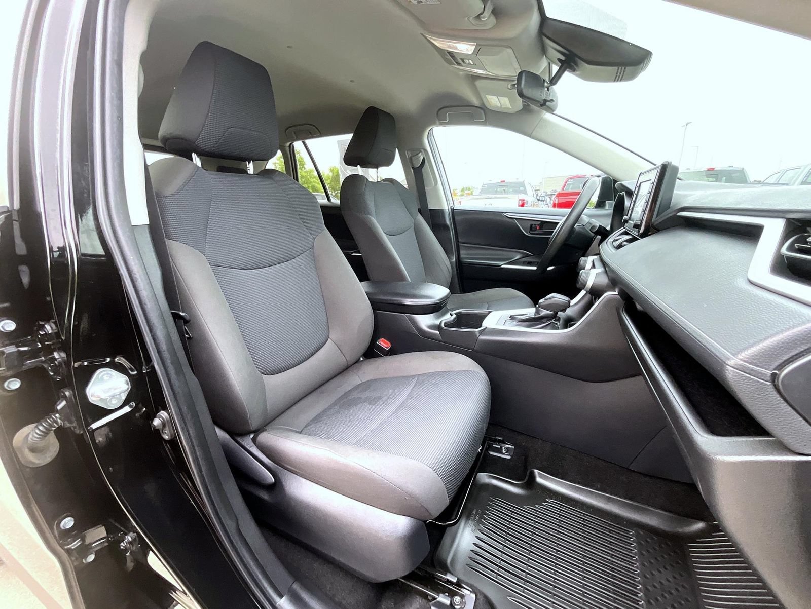 Used 2022 Toyota RAV4 LE AWD/4WD image 16