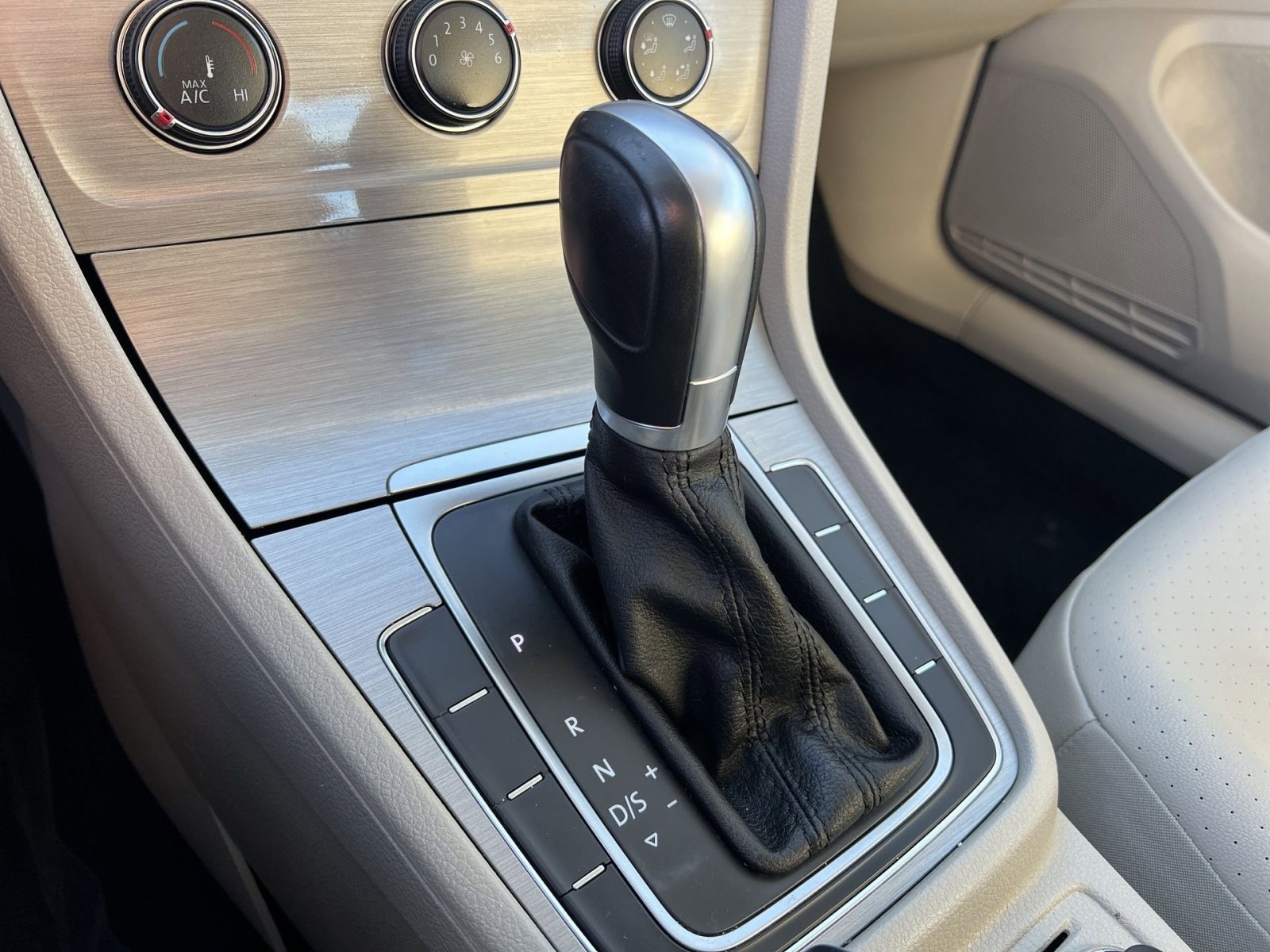 Used 2015 Volkswagen Golf S image 21