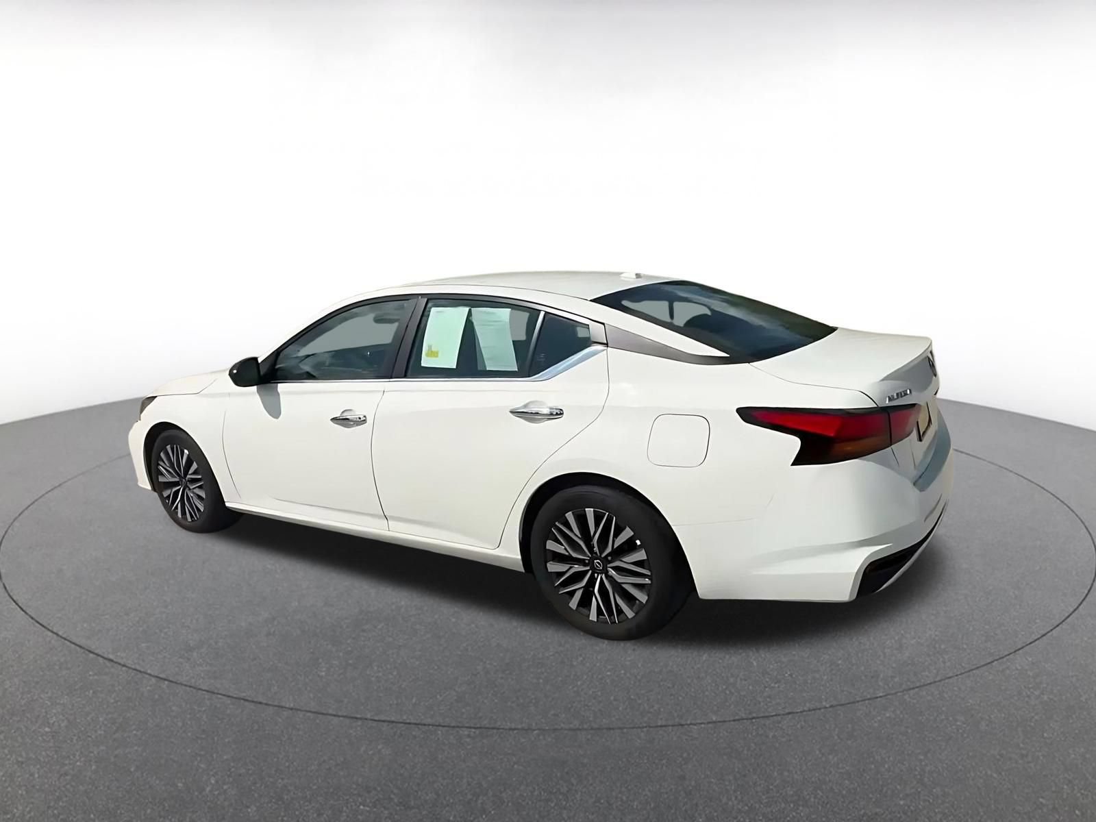 Used 2025 Nissan Altima 2.5 SV FWD image 9