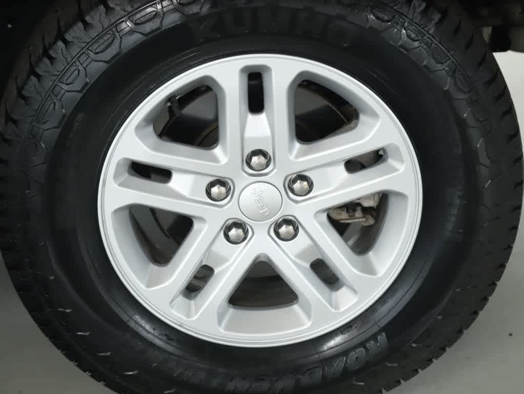 Used 2023 Jeep Grand Cherokee Laredo AWD/4WD image 40