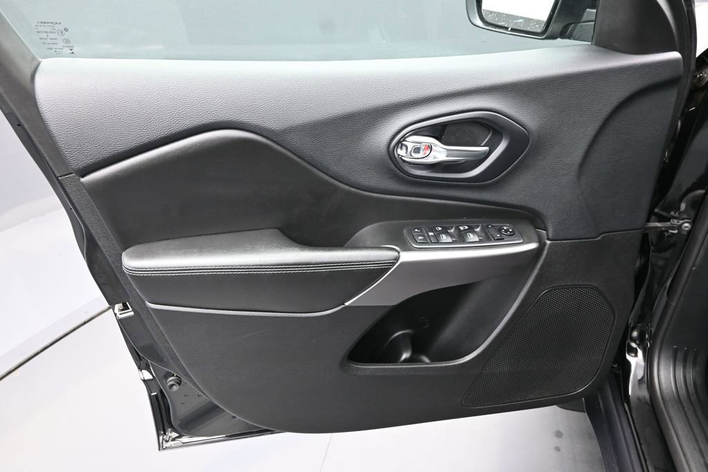 Used 2019 Jeep Cherokee Latitude w/ Popular Appearance Group FWD image 20