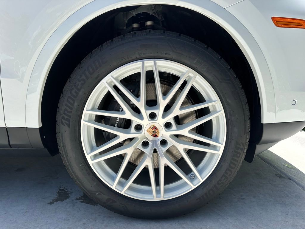 Used 2025 Porsche Cayenne image 39