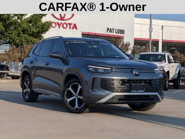 Used 2025 Volkswagen Tiguan SE FWD image 2