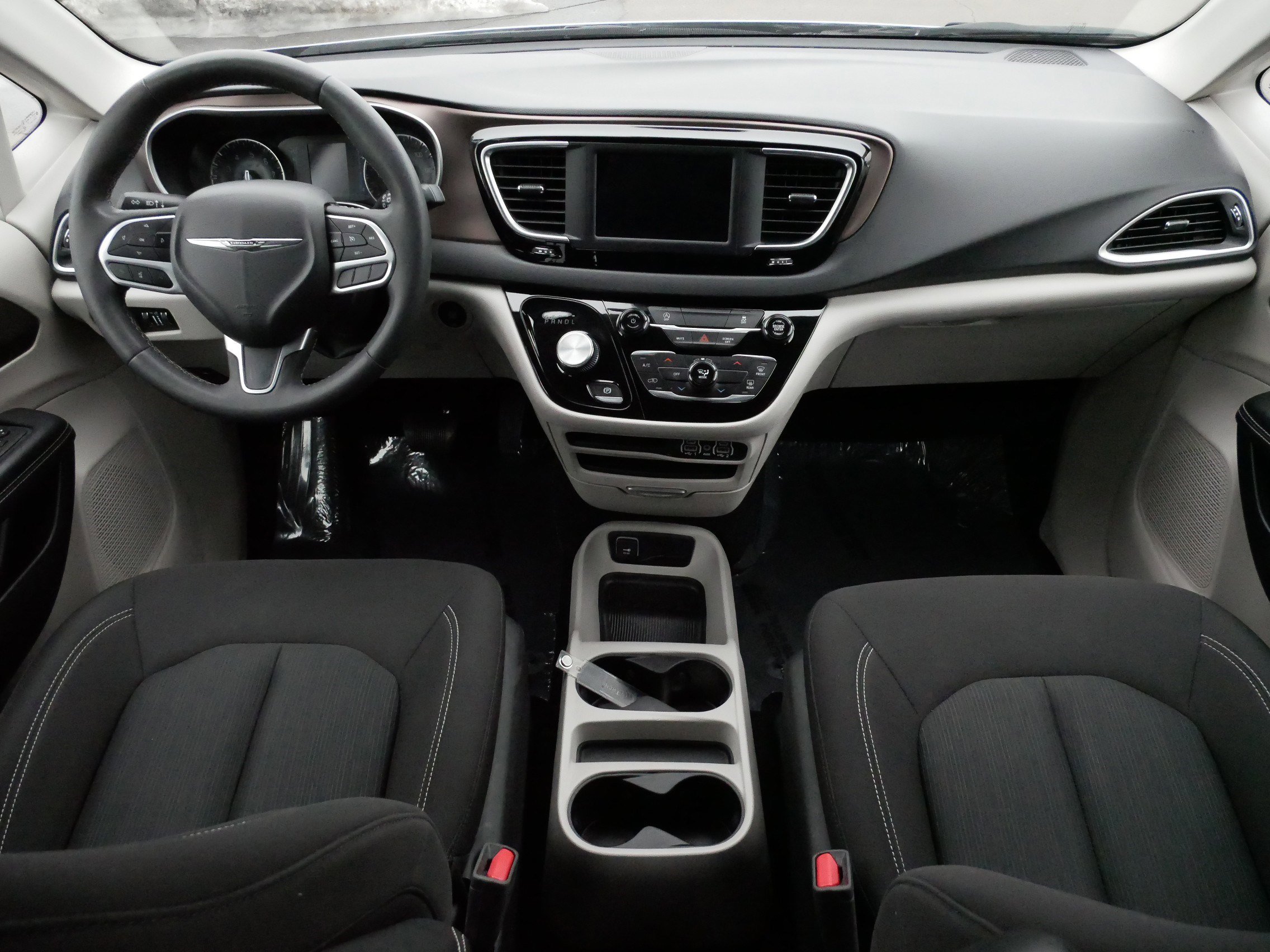 Used 2023 Chrysler Voyager LX image 10