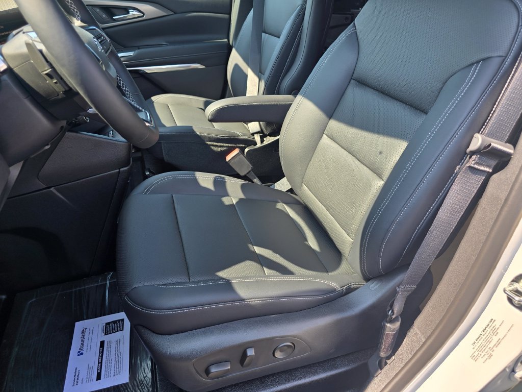 Used 2026 Chevrolet Traverse LT FWD image 30