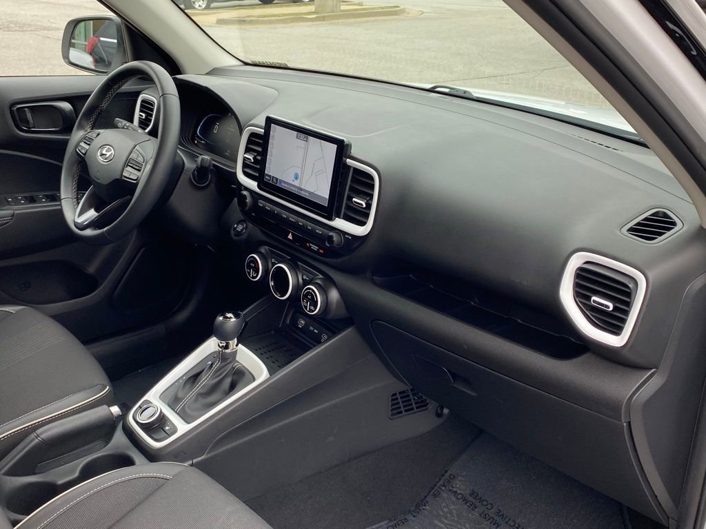 Used 2024 Hyundai Venue Limited image 34