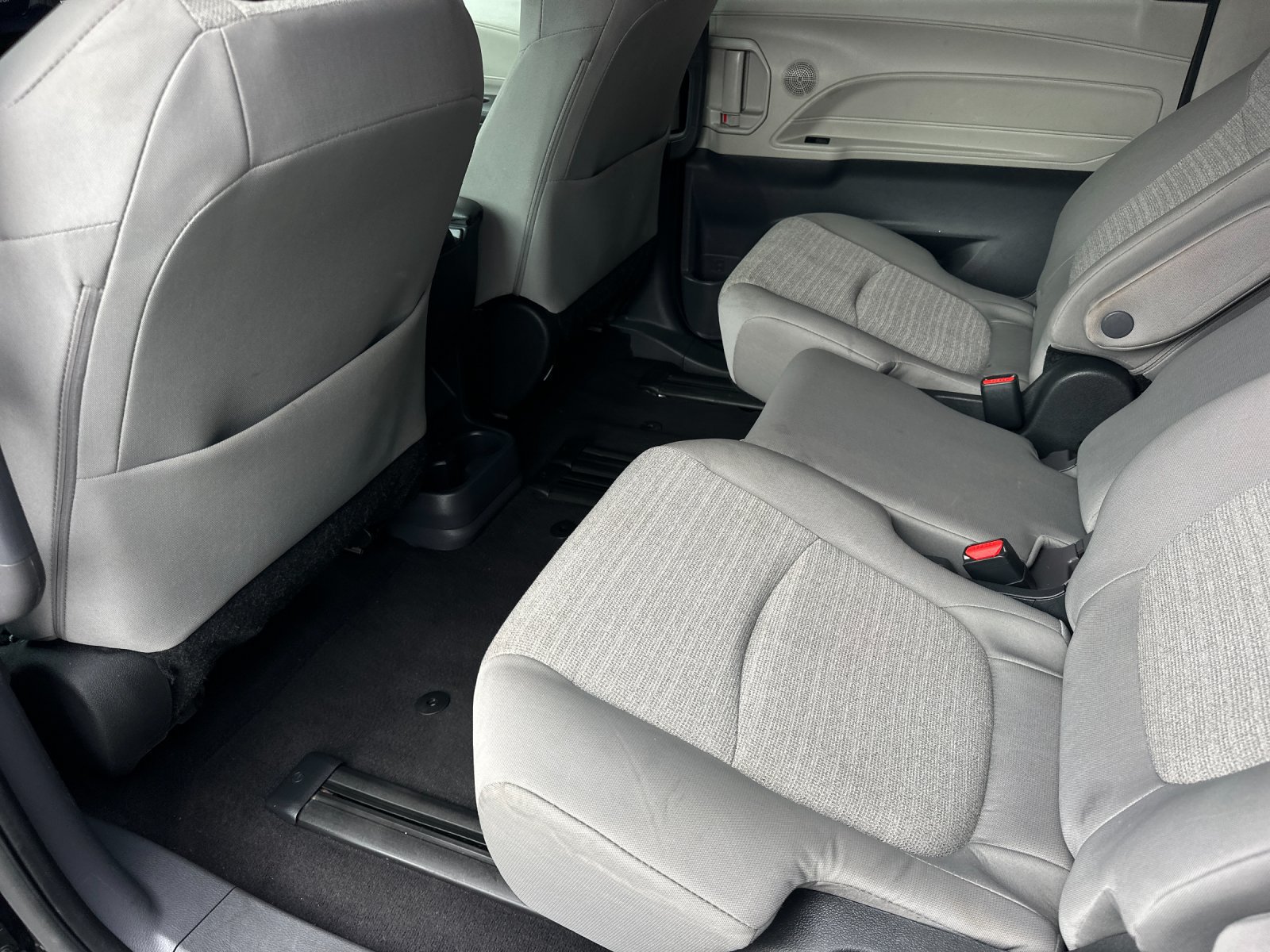 Used 2024 Toyota Sienna LE FWD image 11