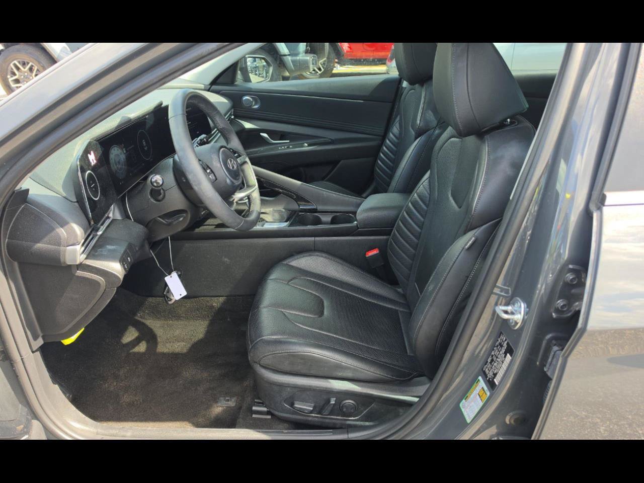 Used 2025 Hyundai Elantra Limited FWD image 3