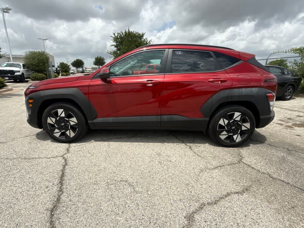 Used 2025 Hyundai Kona SEL FWD image 2