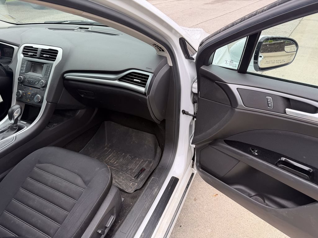 Used 2015 Ford Fusion SE FWD image 16