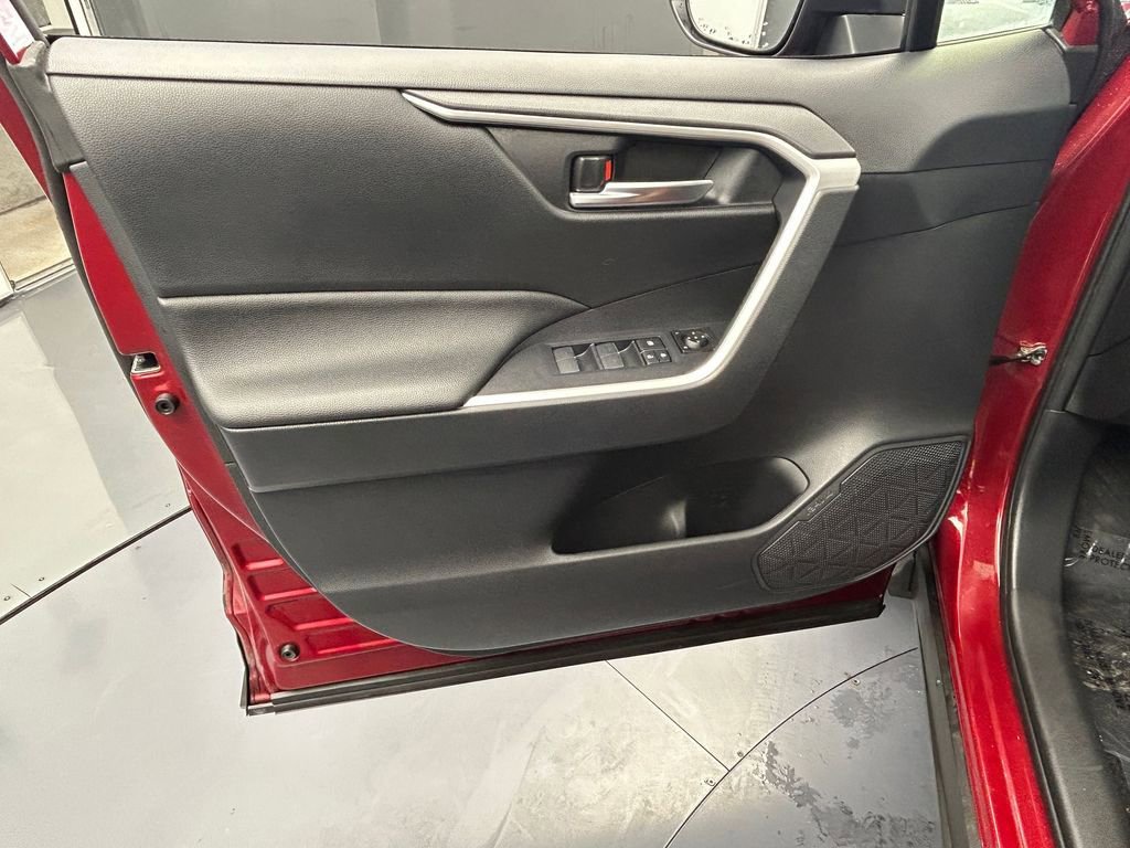 Used 2025 Toyota RAV4 XLE image 12