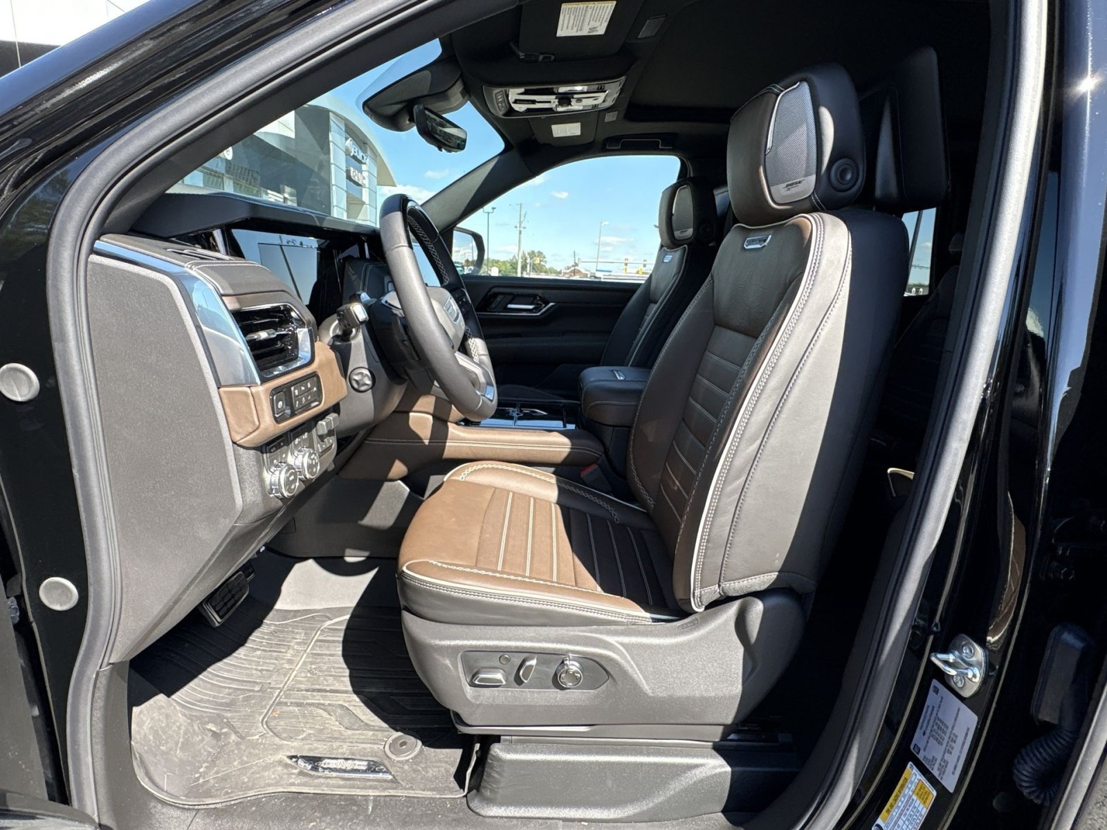 New 2026 GMC Yukon Denali Ultimate w/ LPO, Floor Liner Package AWD/4WD image 13