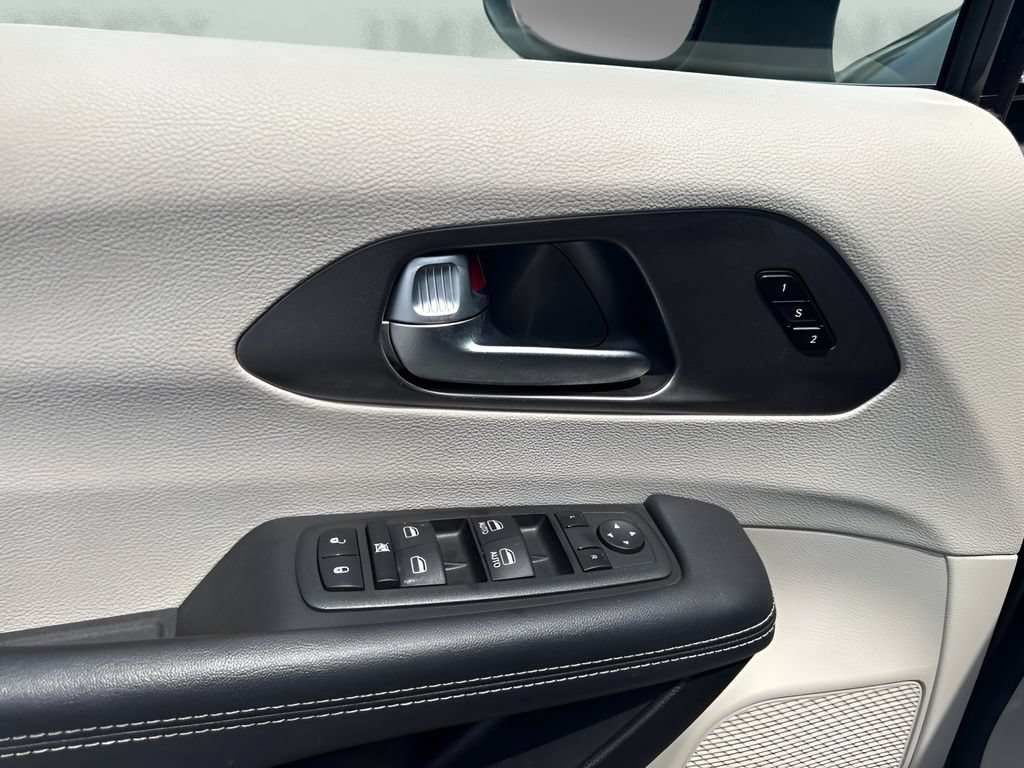 Used 2023 Chrysler Pacifica Touring-L FWD image 26
