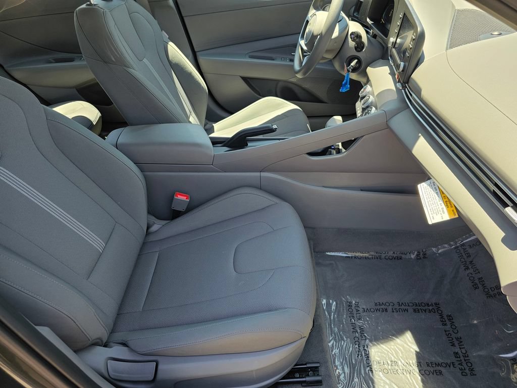 Certified 2025 Hyundai Elantra SE FWD image 13