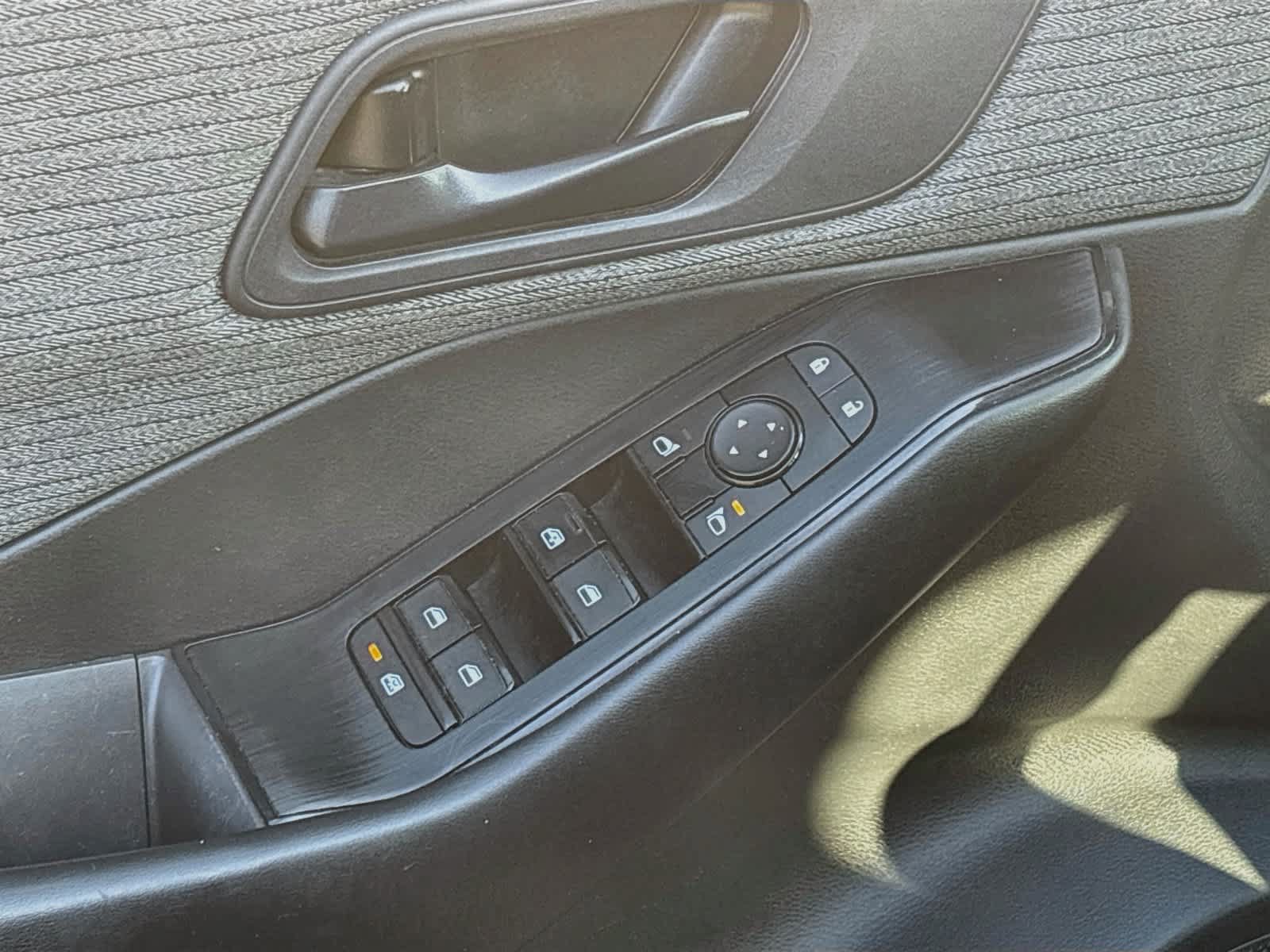 Used 2023 Nissan Rogue S AWD/4WD image 17