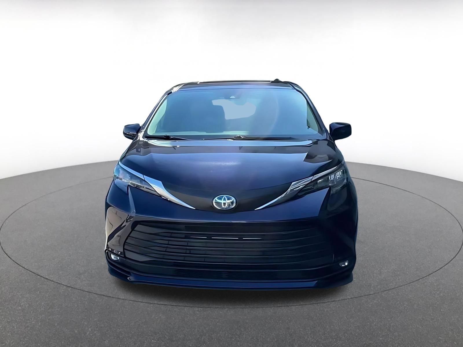 Used 2025 Toyota Sienna XLE FWD image 6