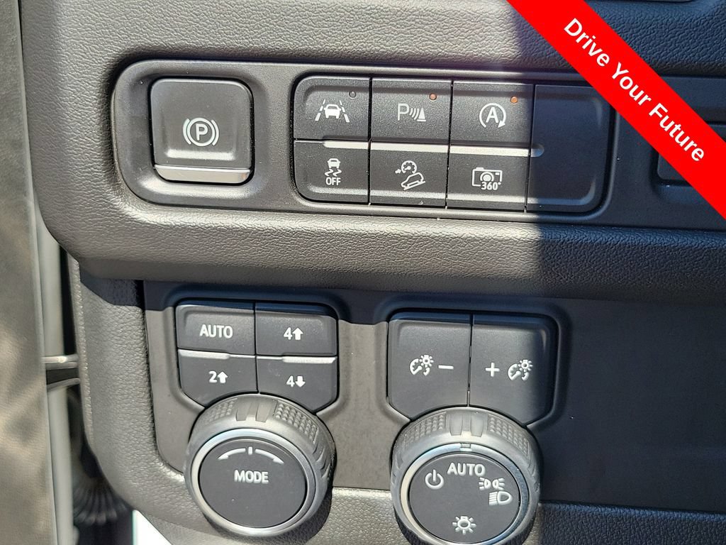 Used 2023 Chevrolet Tahoe Z71 w/ Luxury Package AWD/4WD image 15
