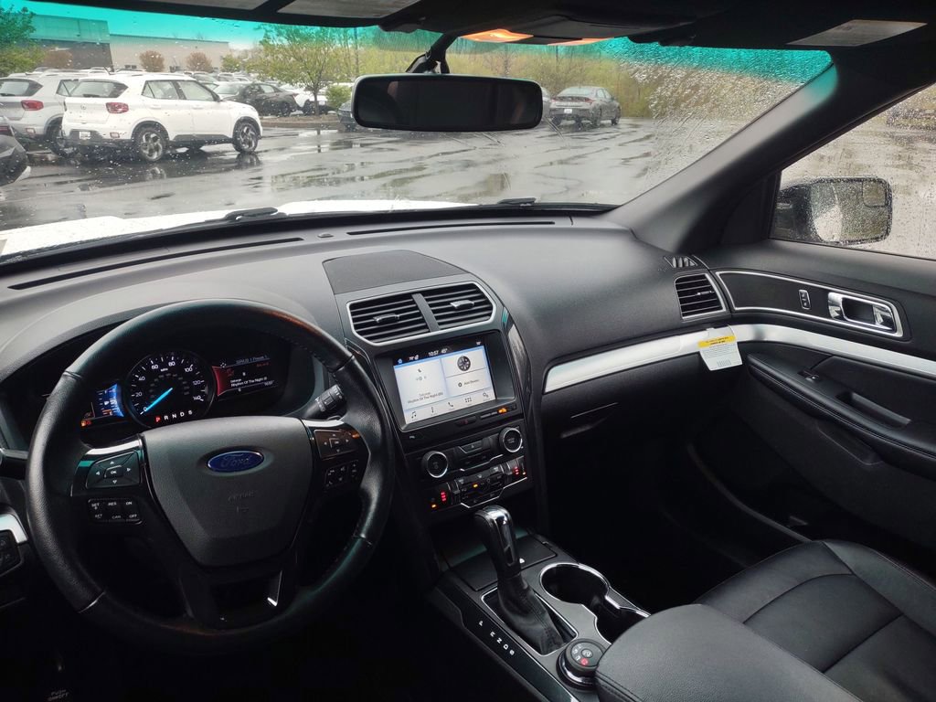 Used 2017 Ford Explorer XLT w/ Equipment Group 202A AWD/4WD image 9