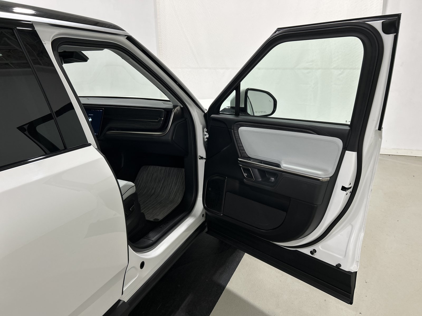 Used 2023 Rivian R1S Adventure AWD/4WD image 18