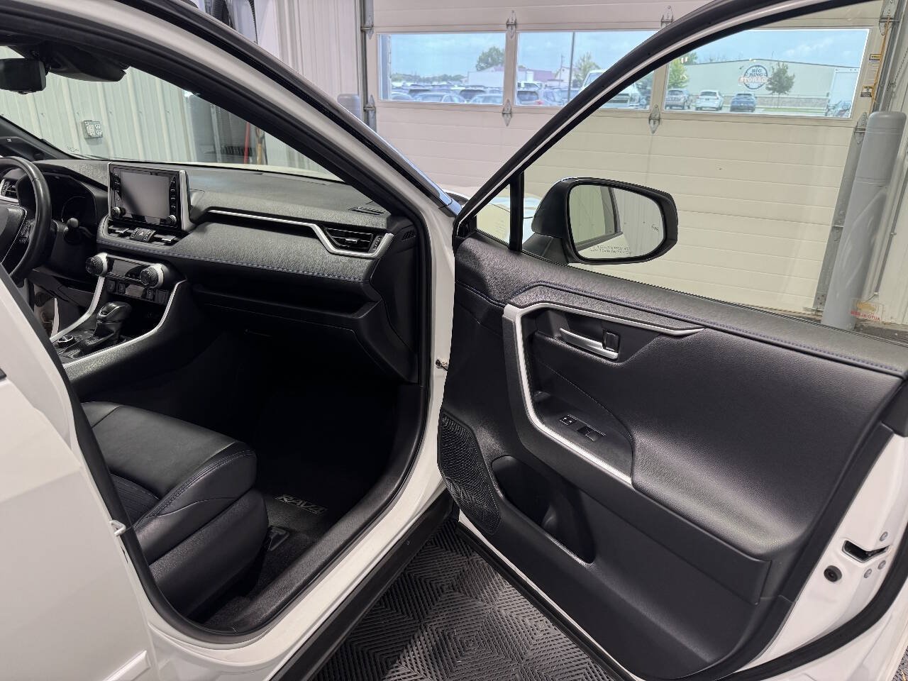 Used 2020 Toyota RAV4 XSE AWD/4WD image 19