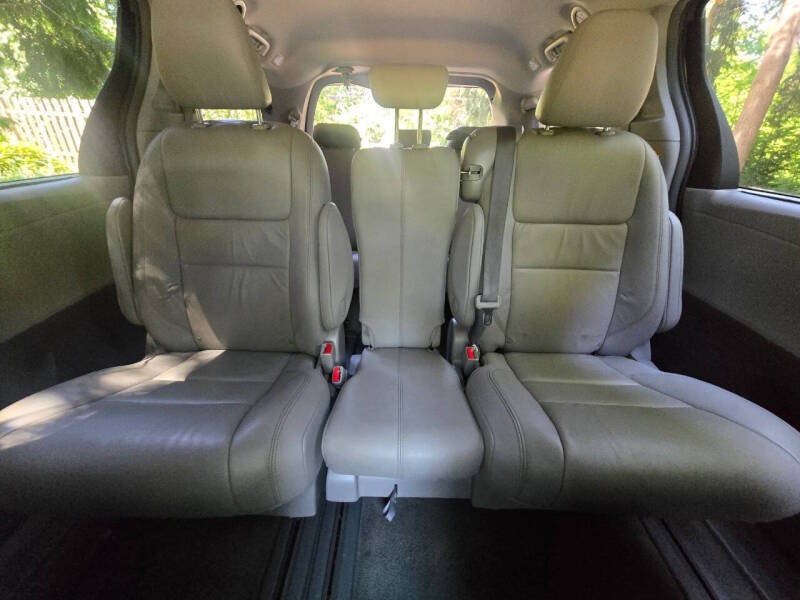 Used 2016 Toyota Sienna XLE FWD image 15