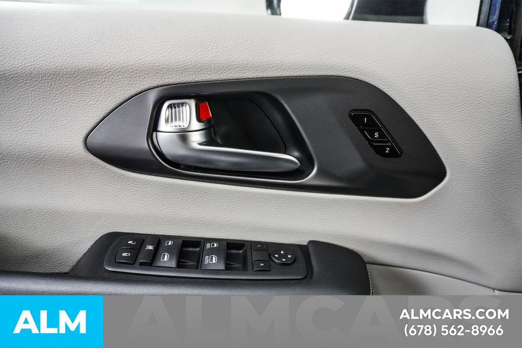 Used 2024 Chrysler Pacifica Select image 53