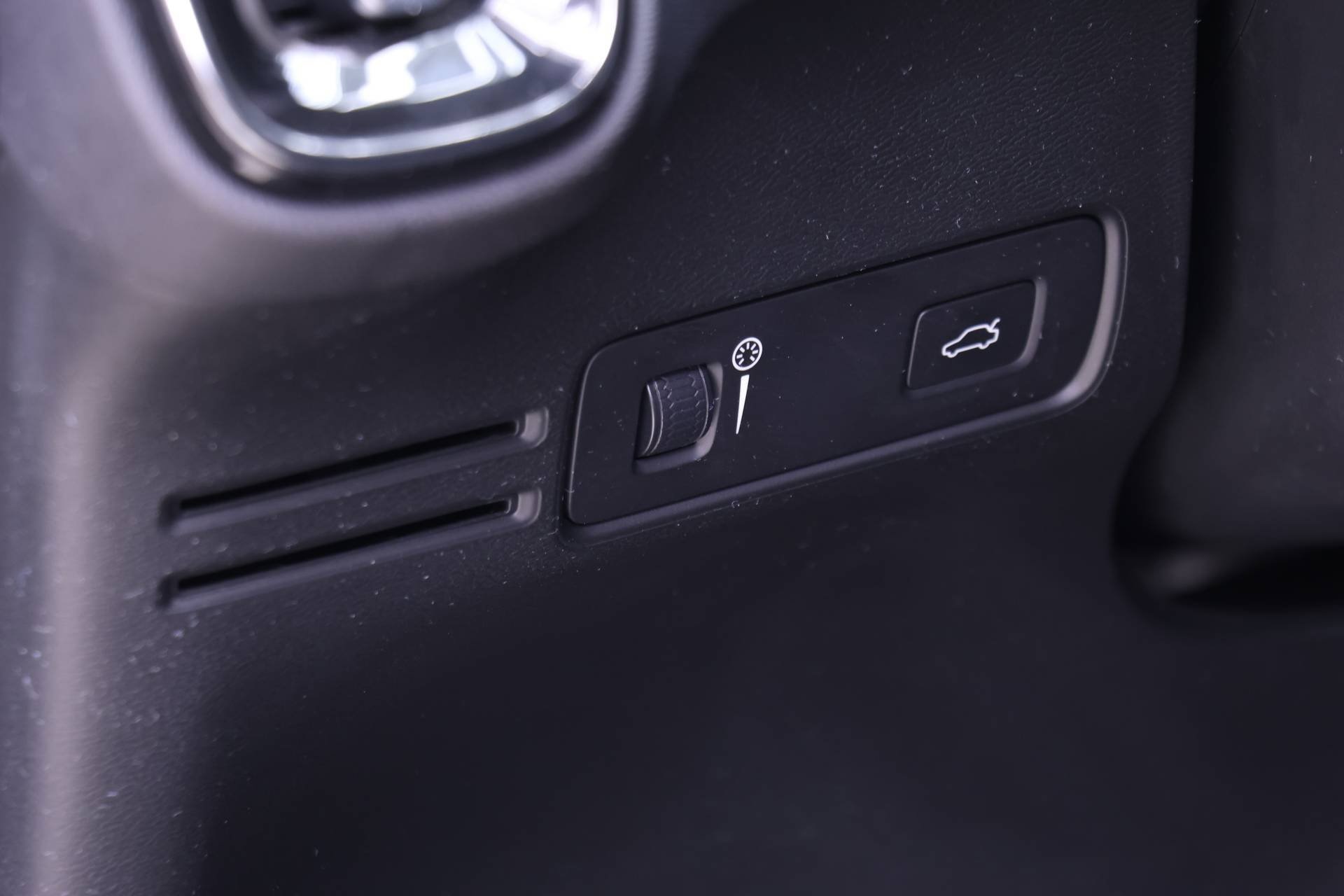 Used 2019 Volvo XC40 T5 Momentum image 21