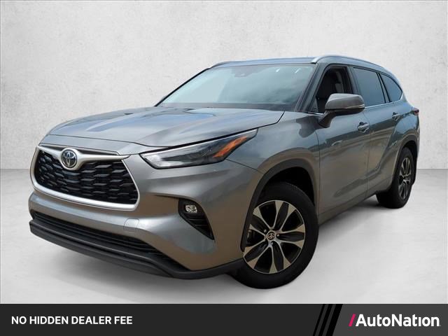 Certified 2025 Toyota Highlander XLE FWD image 1