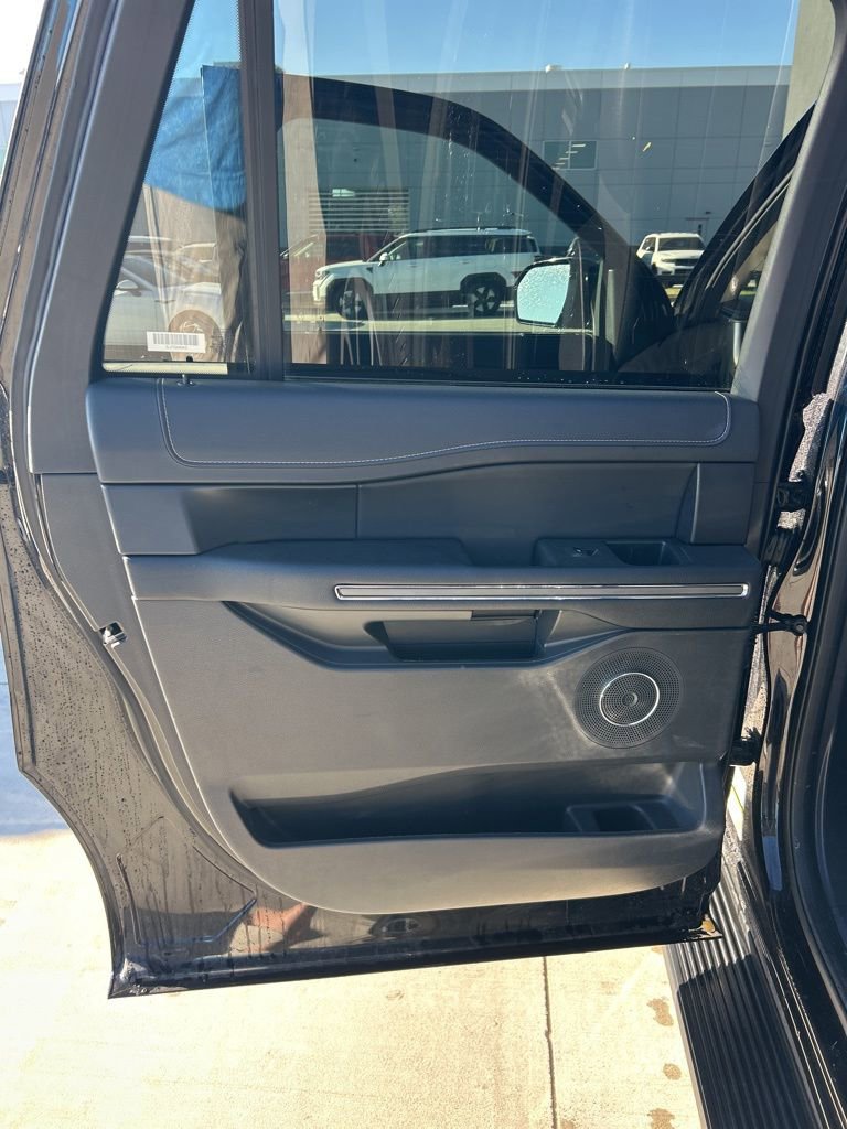 Used 2024 Ford Expedition Max XLT image 11