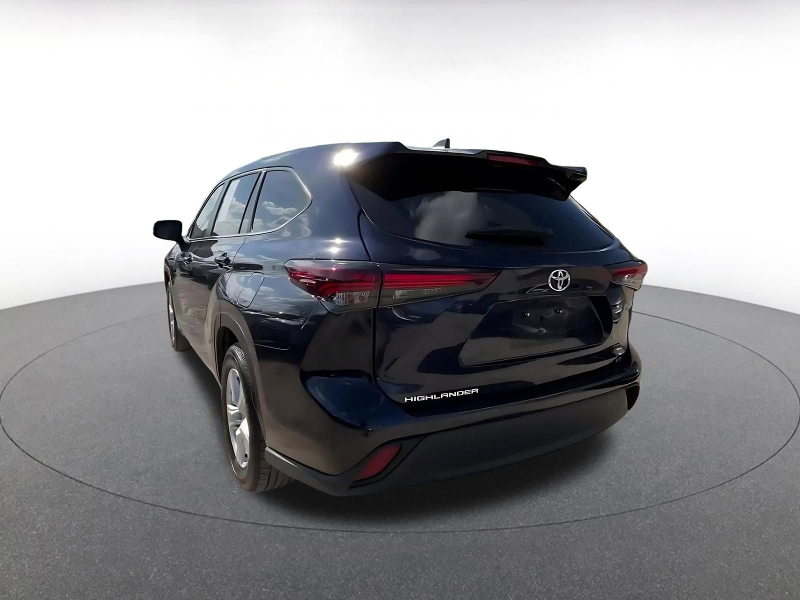 Used 2025 Toyota Highlander LE image 10