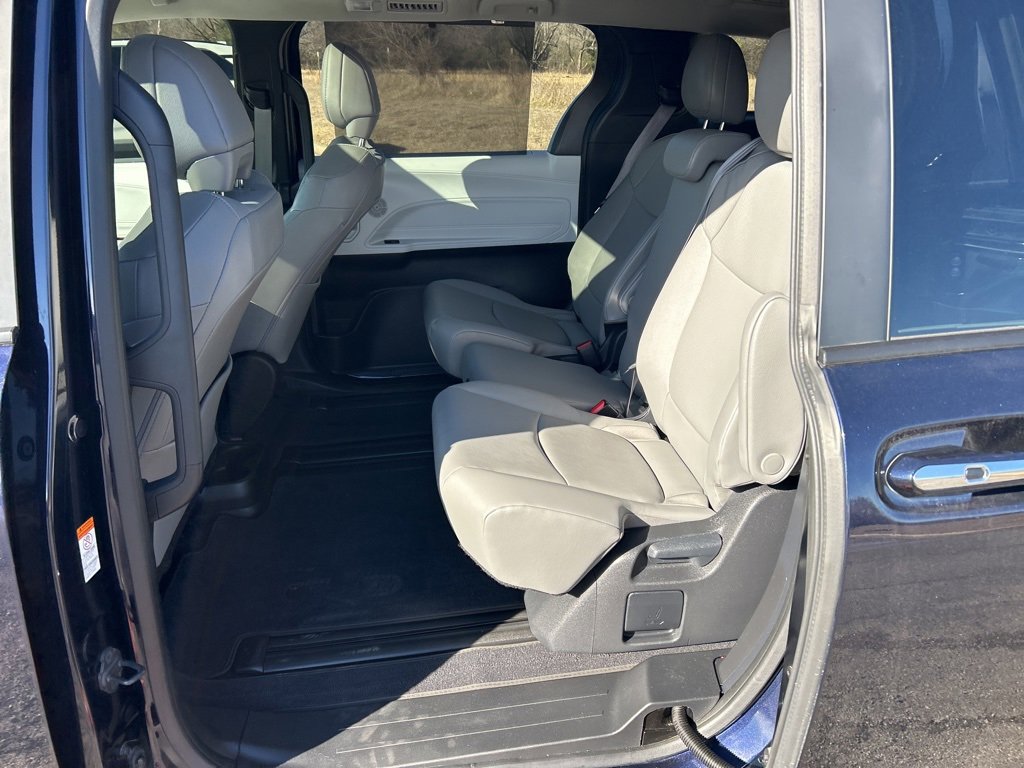 Used 2025 Toyota Sienna XLE image 25