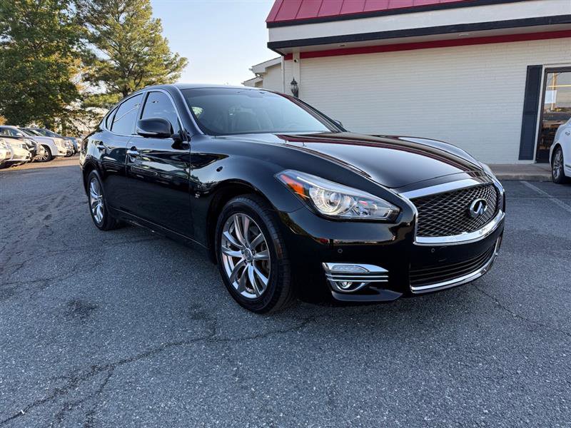 Used 2019 INFINITI Q70 Luxe image 4