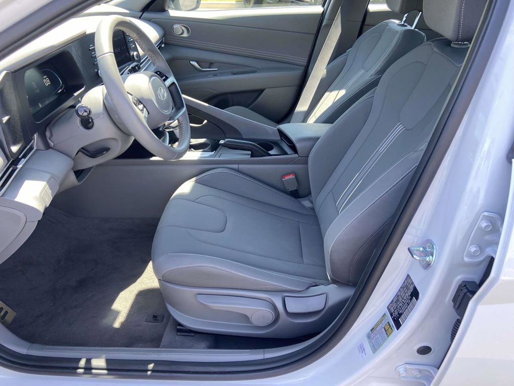 Used 2025 Hyundai Elantra Sport image 14