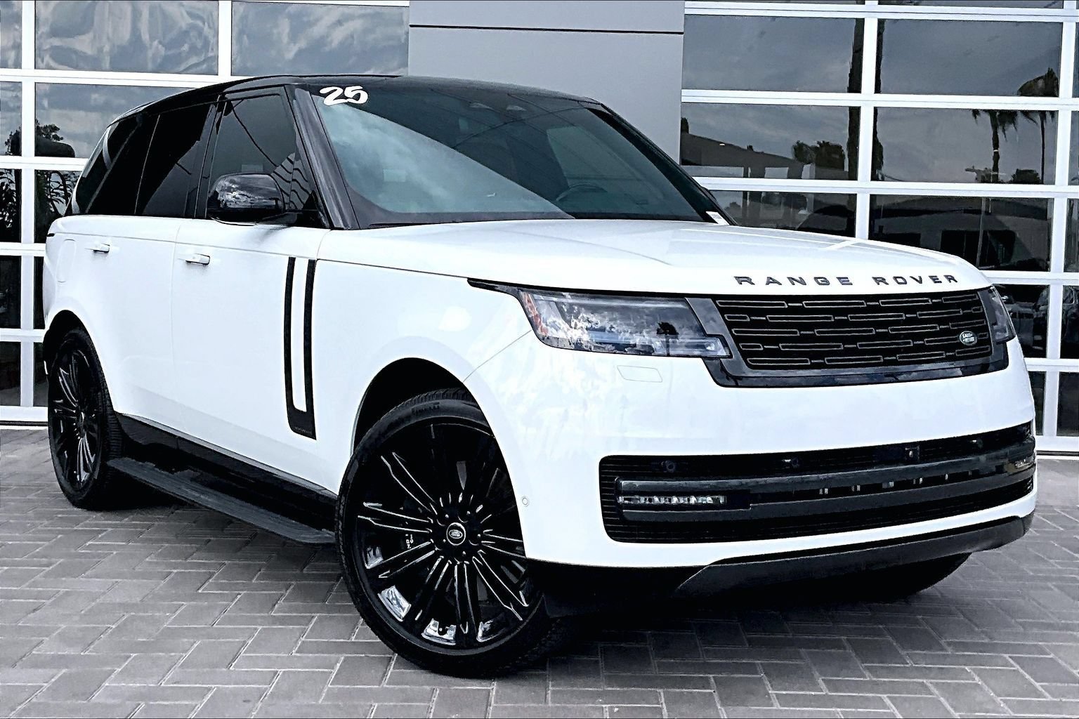 Certified 2025 Land Rover Range Rover Autobiography AWD/4WD image 3
